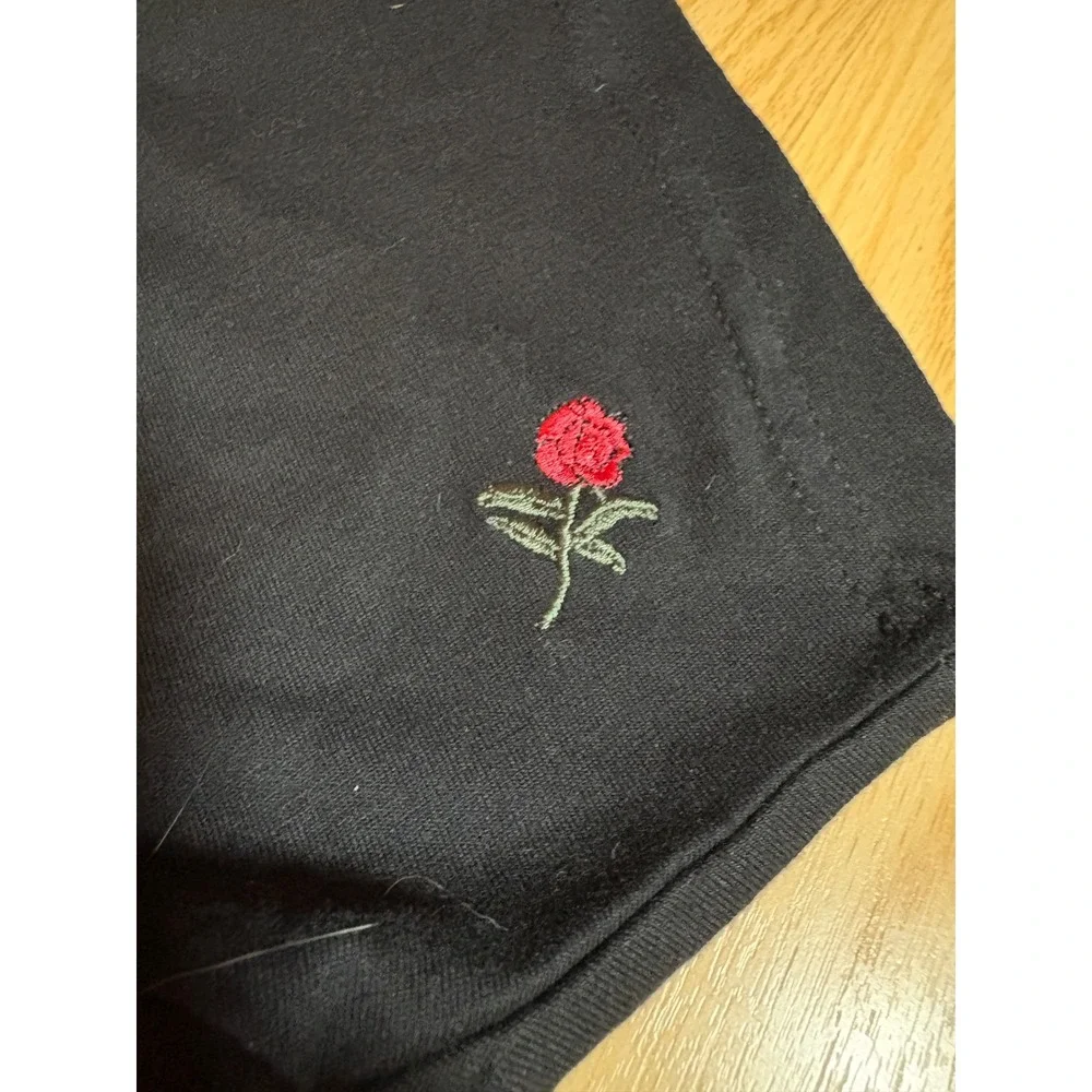 Guess Mens Black Embroidered Rose Tee Floral Short Sleeve T Shirt Size Medium - Picture 2 of 6